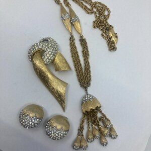 Vtg AVON de BELLEVILLE BOUCHER 5715 gold pave rhinestone tassel earrings brooch